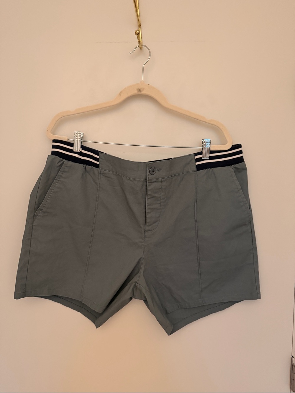 ASOS Design - Casual Gray Shorts with Striped Waistband - Picture 1 of 6